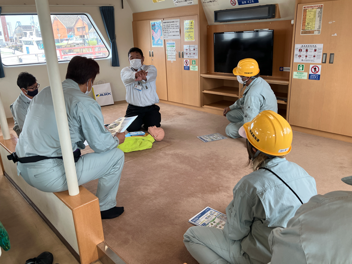NEW IBUKI Ⅱ　船上で、AED講習会を開催しました。